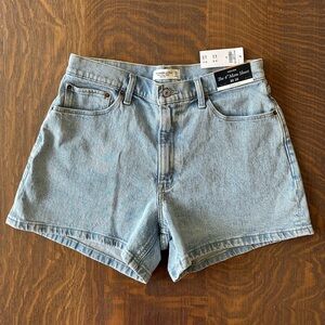 NWT Abercrombie & Fitch Curve Love High Rise 4” Mom Short Size 30/10